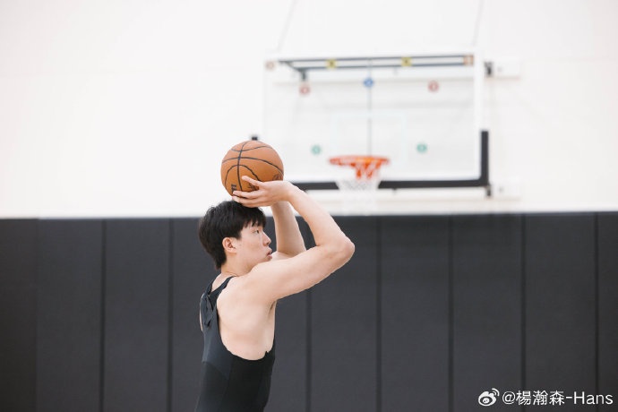 华体会体育内容-杨瀚森社媒更新休赛期训练动态：健身房苦练进行中🏋🏻