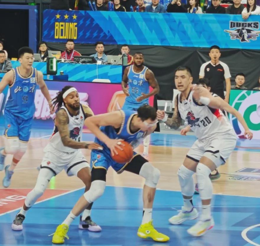 华体会体育内容-目送压哨绝杀！周琦暴怒！这样咋打NBA啊...